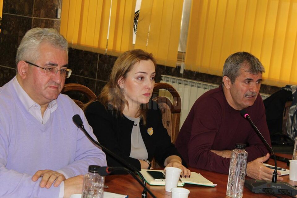 Valeriu Iftime, acționar la Thermonet, alături de repretentantul AGA al societății de termoficare a Sucevei, Raluca Roșca, a explicat planurile de investiții de anul acesta Valeriu Iftime, acționar la Thermonet, alături de repretentantul AGA al societății de termoficare a Sucevei, Raluca Roșca, a explicat planurile de investiții de anul acesta