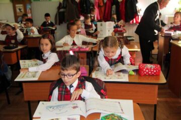 Elevii învață după manuale cu o programă realizată în urmă cu 10 ani