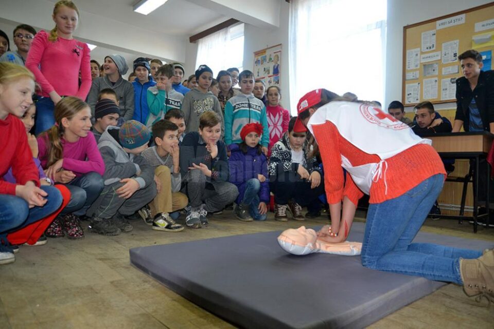 Instruire făcută copiilor privind acordarea primului ajutor