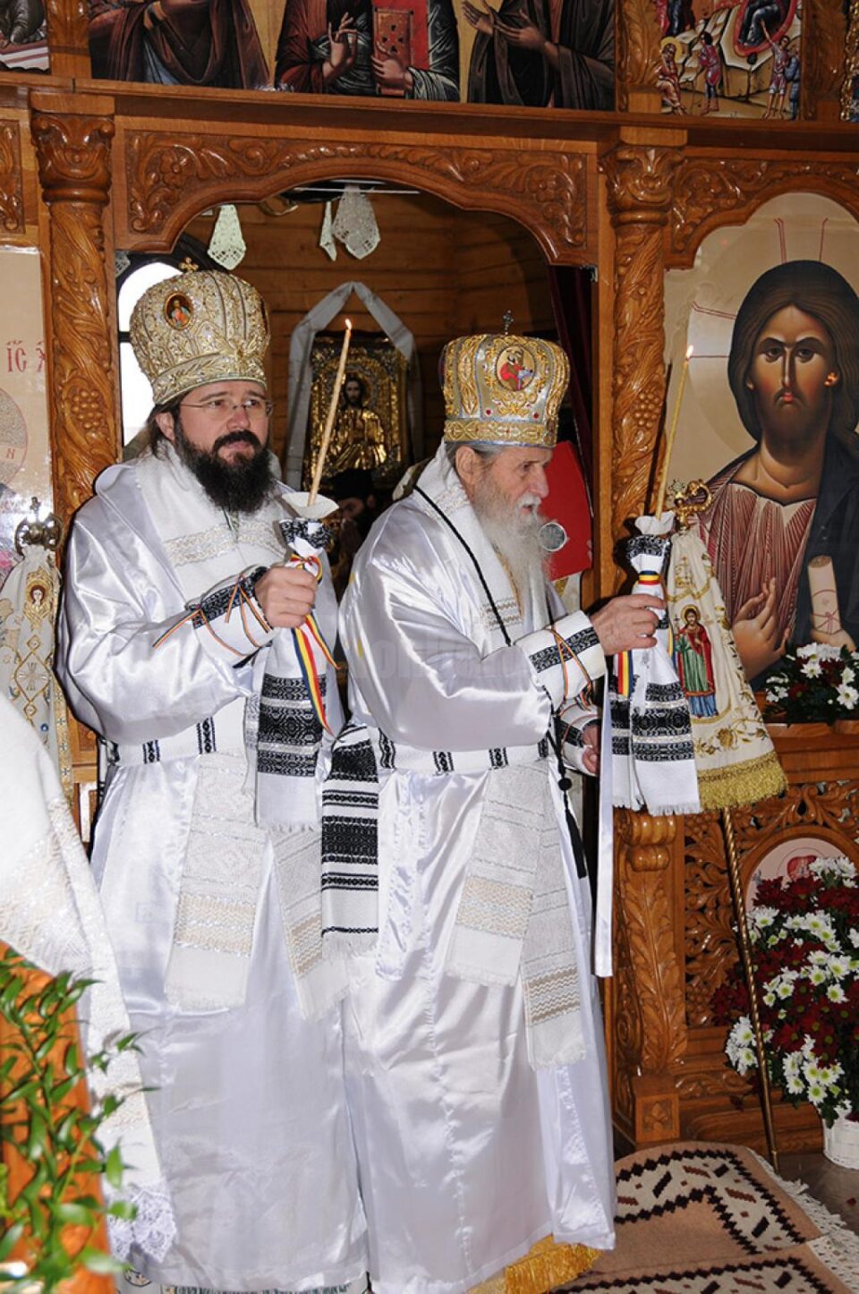 ÎPS Pimen, împreună cu PS Macarie, a condus slujba de sfințire a noului locaș de cult din Straja