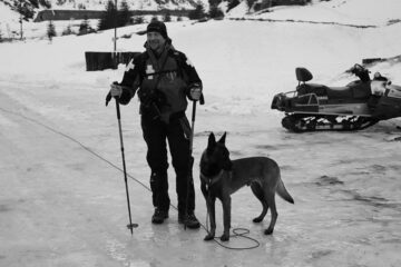 Ionuț Pascu și câinele Erik pot participa oficial la acțiuni de salvare a persoanelor surprinse de avalanșe