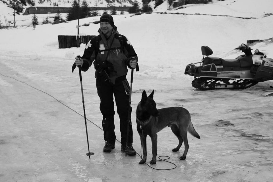 Ionuț Pascu și câinele Erik pot participa oficial la acțiuni de salvare a persoanelor surprinse de avalanșe
