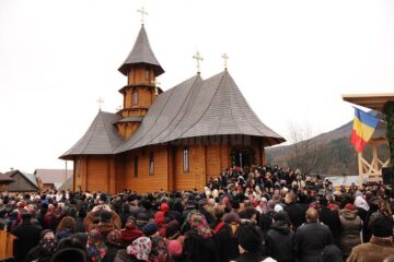 Curtea noii biserici „Sf. Constantin și Elena” a devenit neîncăpătoare la sfințirea locașului, duminică dimineață