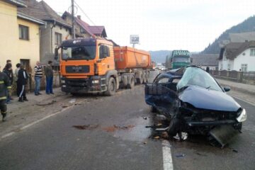 Mașina condusă de femeie a lovit basculanta în partea lateral dreapta