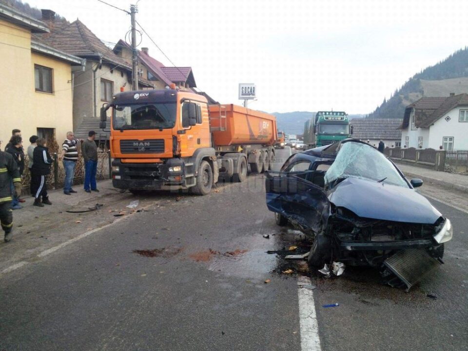Mașina condusă de femeie a lovit basculanta în partea lateral dreapta
