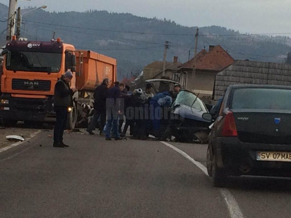Trei victime în stare gravă, după ce un autoturism a intrat într-o basculantă