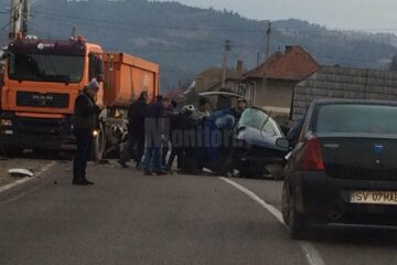Trei victime în stare gravă, după ce un autoturism a intrat într-o basculantă