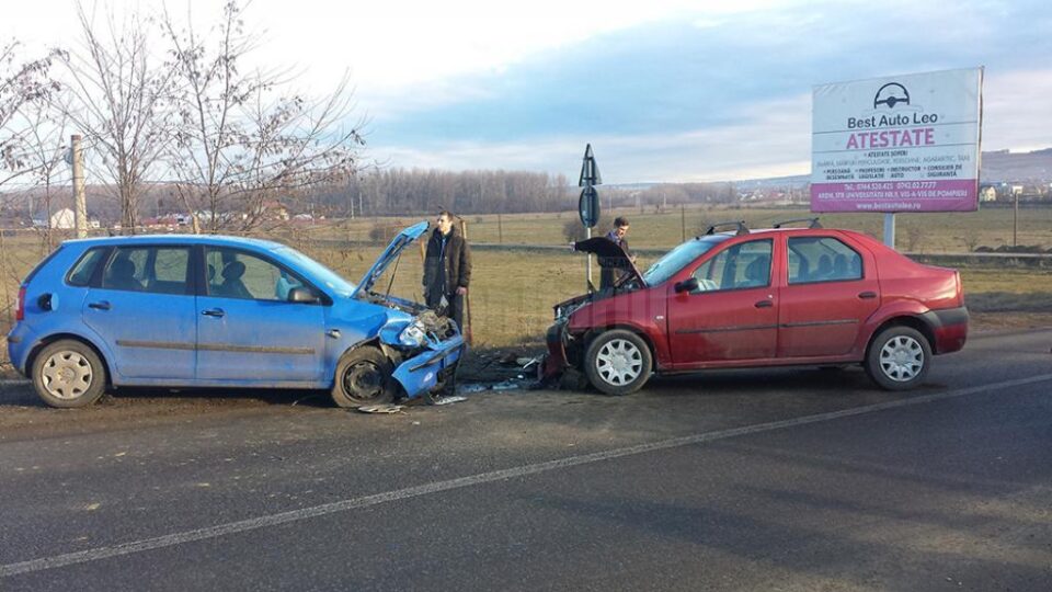 Cele două mașini s-au lovit frontal