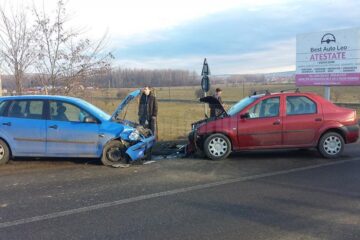 Cele două mașini s-au lovit frontal
