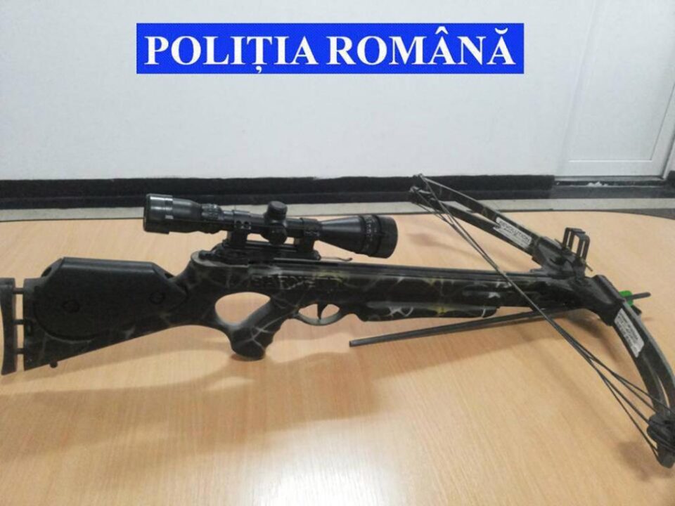 Arbaleta cu lunetă pentru care nu avea autorizație, găsită în casa bărbatului