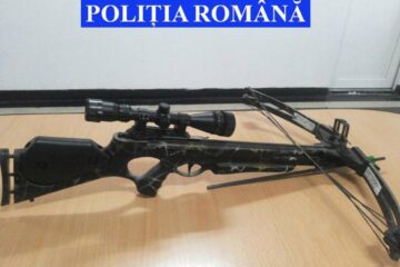Arbaleta cu lunetă pentru care nu avea autorizație, găsită în casa bărbatului