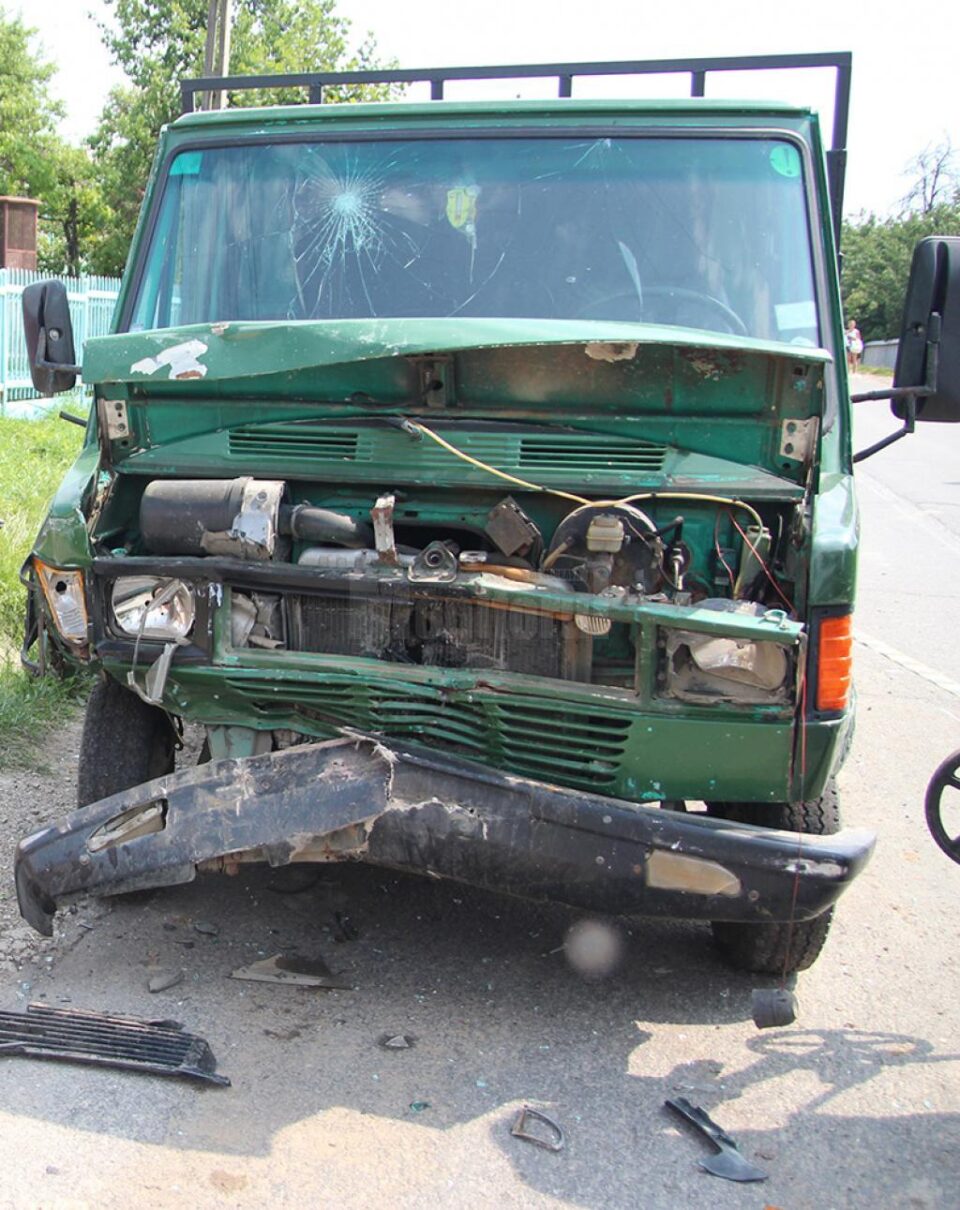Cele două mașini implicate în accidentul din vara anului 2012