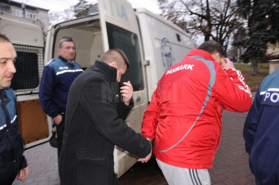 Subcomisarul Florin Vasile Popescu (cel cu haină neagră) a fost trimis în judecată pentru luare de mită