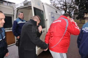 Subcomisarul Florin Vasile Popescu (cel cu haină neagră) a fost trimis în judecată pentru luare de mită