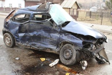 Partea dreaptă a autoturismului a fost grav avariată, fetița aflată pe această parte fiind rănită grav