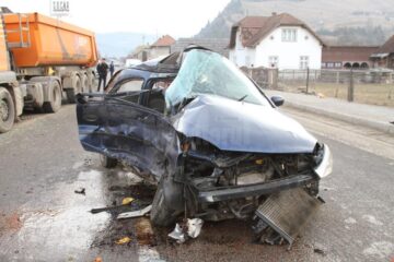 Doi copii și mama lor, accidentați grav după ce au intrat cu mașina într-o basculantă