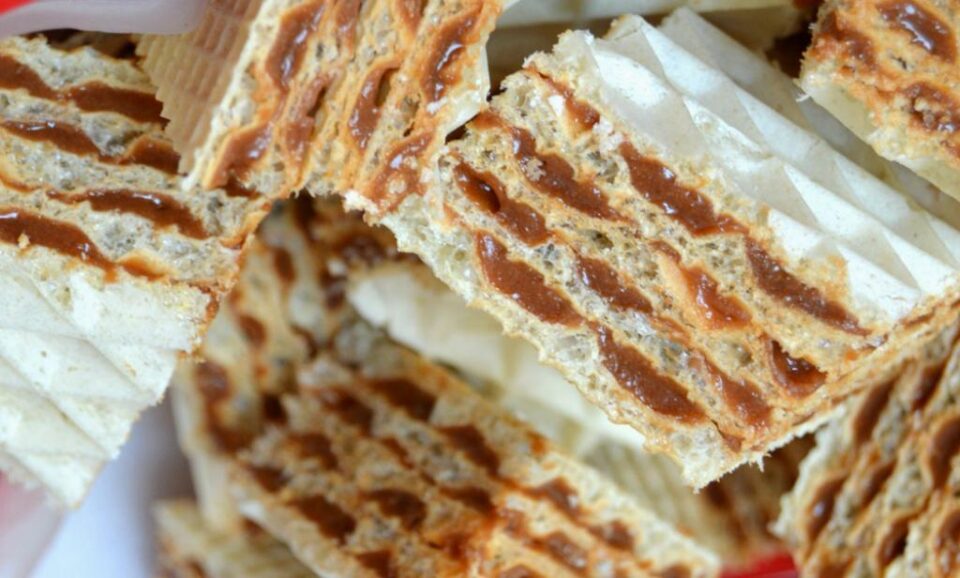 Napolitană de casă cu zahăr ars și nuci. Foto: pinterest.com