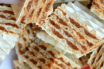 Napolitană de casă cu zahăr ars și nuci. Foto: pinterest.com