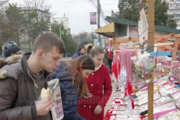 Tarabele cu mărțișoare nu duc lipsă de clienți