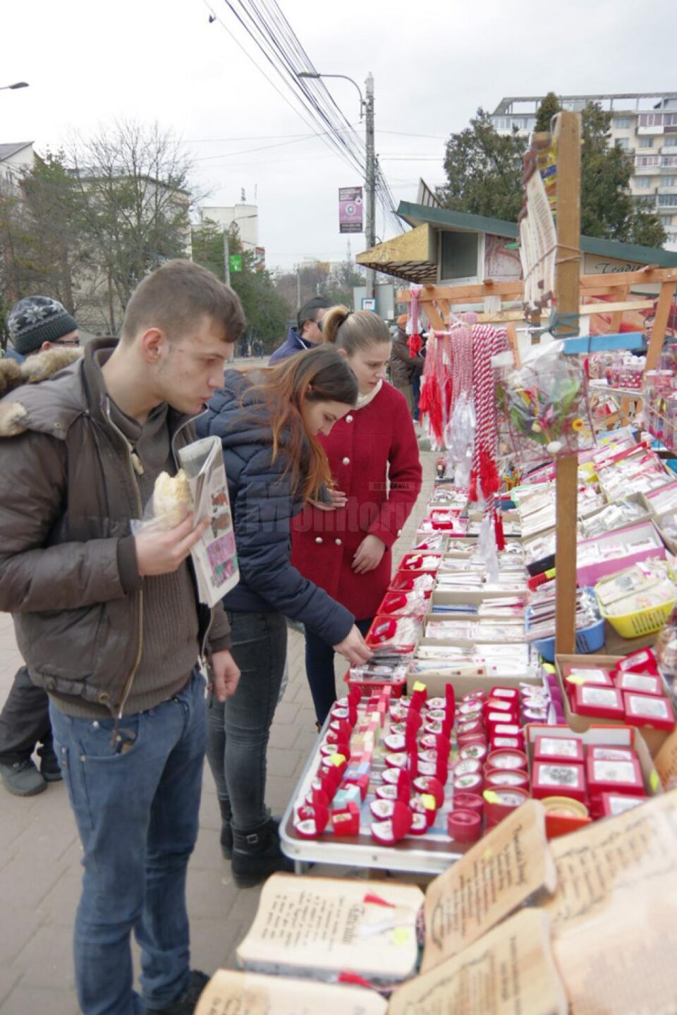Tarabele cu mărțișoare nu duc lipsă de clienți