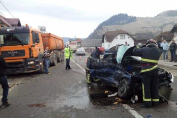 A fost nevoie de intervenția echipei de descarcerare pentru scoaterea celor doi copii dintre fiarele mașinii