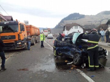 A fost nevoie de intervenția echipei de descarcerare pentru scoaterea celor doi copii dintre fiarele mașinii