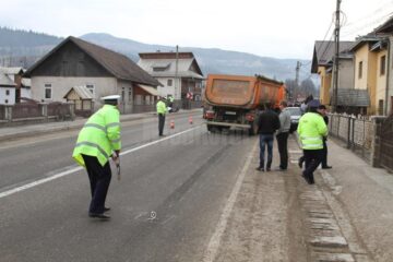 Doi copii și mama lor, accidentați grav după ce au intrat cu mașina într-o basculantă