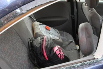 Doi copii și mama lor, accidentați grav după ce au intrat cu mașina într-o basculantă