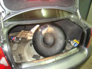 Lucrători vamali au descoperit, într-un loc special amenajat în butelia de gaz a autoturismului, 490 de pachete de țigări marca Rothmans