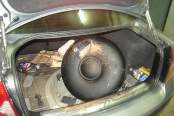 Lucrători vamali au descoperit, într-un loc special amenajat în butelia de gaz a autoturismului, 490 de pachete de țigări marca Rothmans