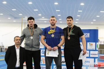 Andrei Gag (mijloc) alături de directorul CSU Suceava, Sorin Raă (stânga jos) la campionatul naional de săptămâna trecută