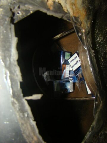 Lucrători vamali au descoperit, într-un loc special amenajat în butelia de gaz a autoturismului, 490 de pachete de țigări marca Rothmans