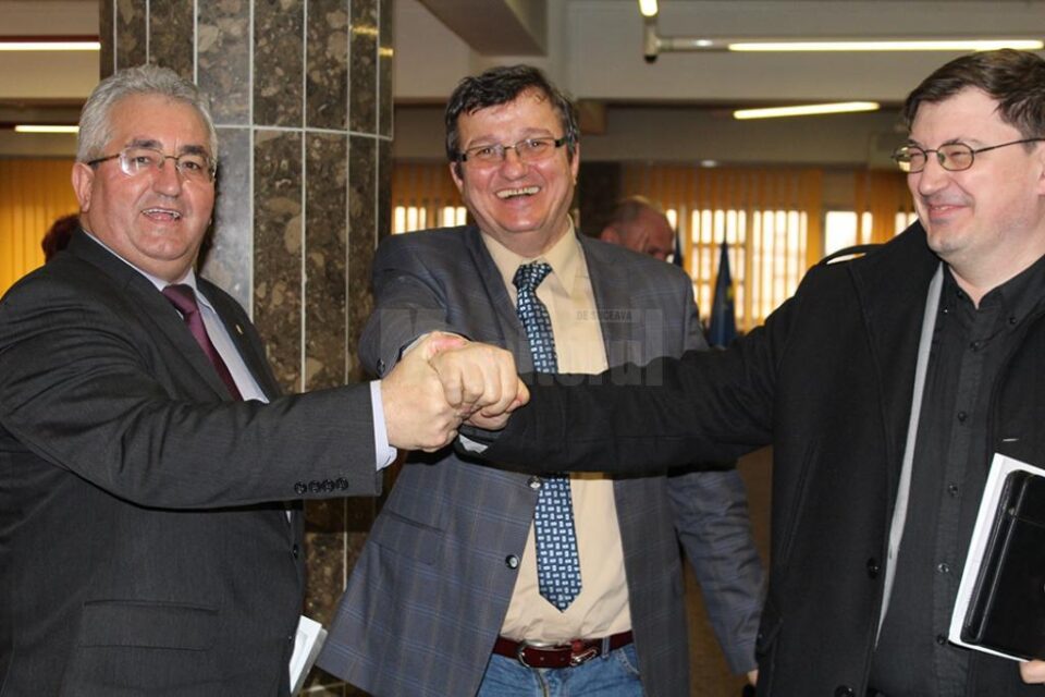 Cei trei candidați pentru Primaria Suceava s-au felicitat reciproc la finele ședinței de Consiliu Local Cei trei candidați pentru Primaria Suceava s-au felicitat reciproc la finele ședinței de Consiliu Local