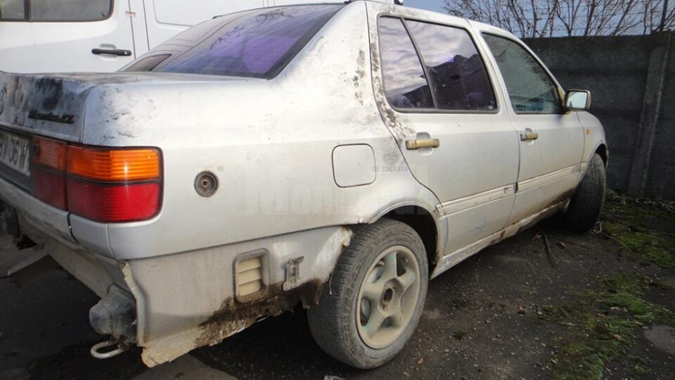 Autoturismul Volkswagen Vento în care se aflau cei trei hoți în momentul în care polițiștii i-au urmărit pe 20 de kilometri și au tras focuri de armă ca să-i prindă Autoturismul Volkswagen Vento în care se aflau cei trei hoți în momentul în care polițiștii i-au urmărit pe 20 de kilometri și au tras focuri de armă ca să-i prindă