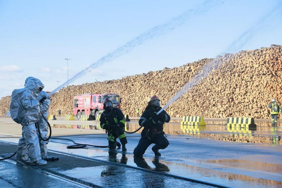 Un dezastru, cu incendiu la instalația de adezivi, simulat la fabrica Egger