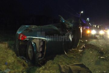 Mașina s-a lovit cu o violență extremă de un cap de pod, după care s-a răsturnat de mai multe ori în afara drumului