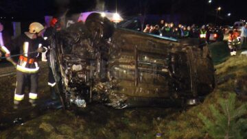 Mașina s-a lovit cu o violență extremă de un cap de pod, după care s-a răsturnat de mai multe ori în afara drumului