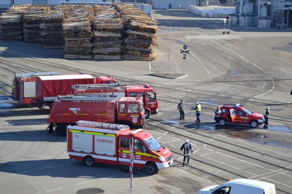 Un dezastru, cu incendiu la instalația de adezivi, simulat la fabrica Egger