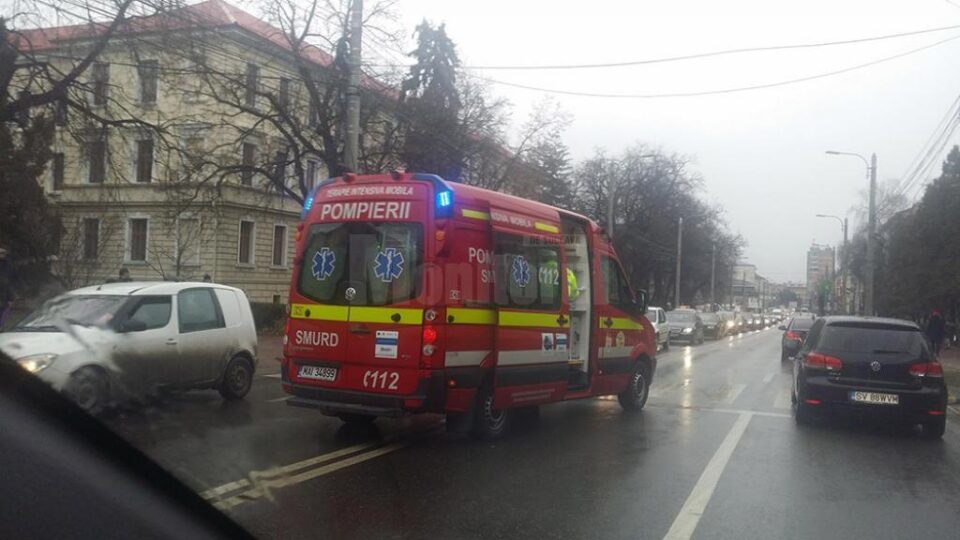 O ambulanță SMURD l-a preluat de la locul accidentului pe pietonul nonagenar