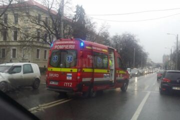 O ambulanță SMURD l-a preluat de la locul accidentului pe pietonul nonagenar