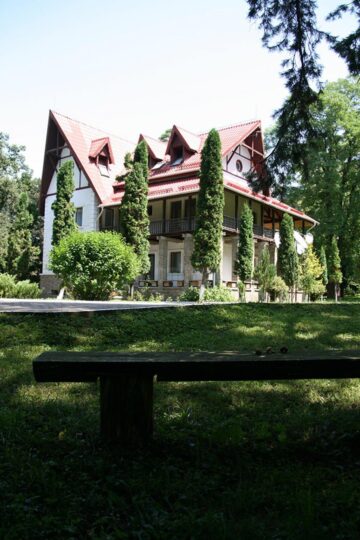 ”Conacul nomenclaturiștilor” de la Călinești, împărțit între Direcția de Drumuri Județene și Liceul Bivolărie