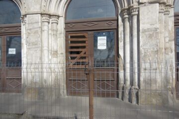 Gara Ițcani, un monument abandonat, închis din cauza tencuielii care cădea în capul călătorilor