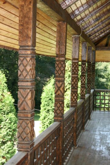 ”Conacul nomenclaturiștilor” de la Călinești, împărțit între Direcția de Drumuri Județene și Liceul Bivolărie