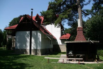 ”Conacul nomenclaturiștilor” de la Călinești, împărțit între Direcția de Drumuri Județene și Liceul Bivolărie