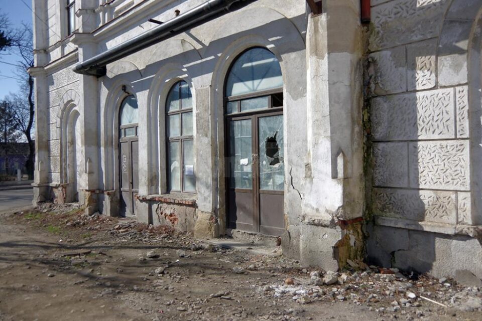 Halul în care a ajuns gara la exterior