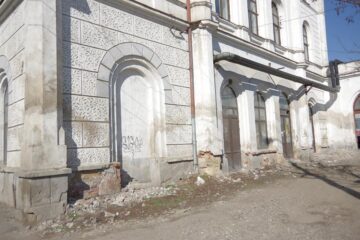 Gara Ițcani, un monument abandonat, închis din cauza tencuielii care cădea în capul călătorilor