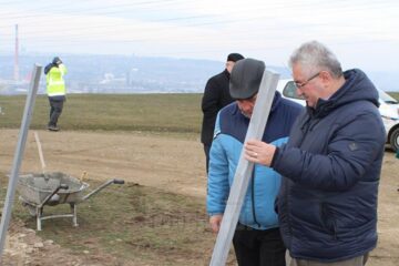 Fixarea stâlpilor metalici de îngrădire a cimitirului de pe Dealul Mănăstirii a început de ieri dimineață