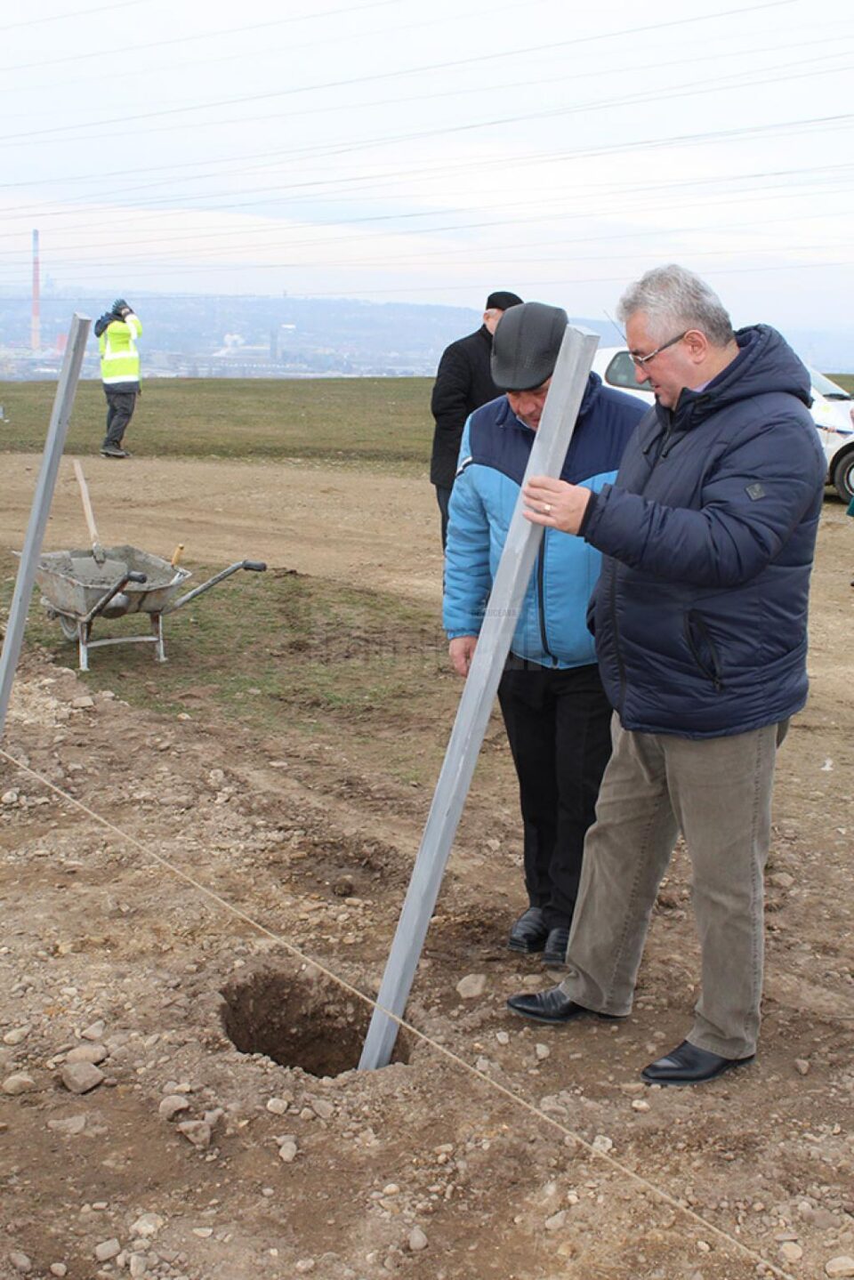 Fixarea stâlpilor metalici de îngrădire a cimitirului de pe Dealul Mănăstirii a început de ieri dimineață