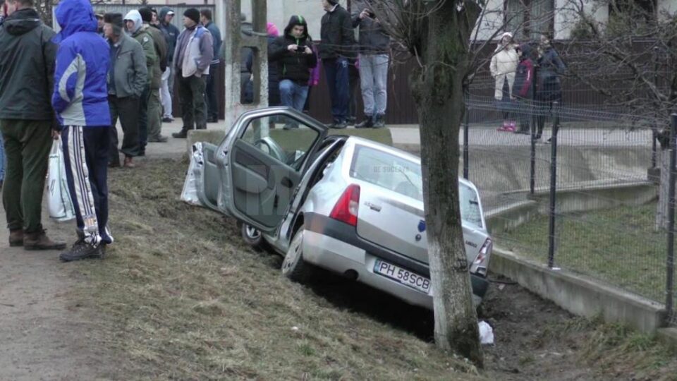 Un mort și doi răniți, după ce un Logan s-a izbit violent de un stâlp