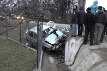 Un mort și doi răniți, după ce un Logan s-a izbit violent de un stâlp